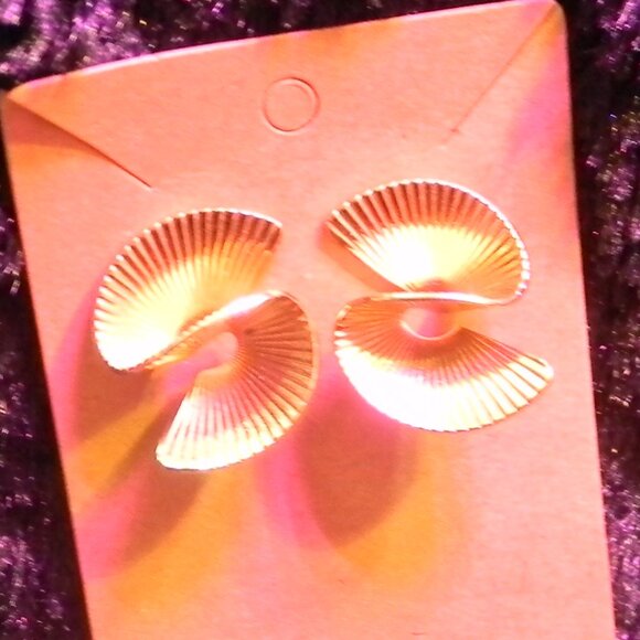 Vintage Gold Tone Fan Swirl Earrings - Picture 1 of 3